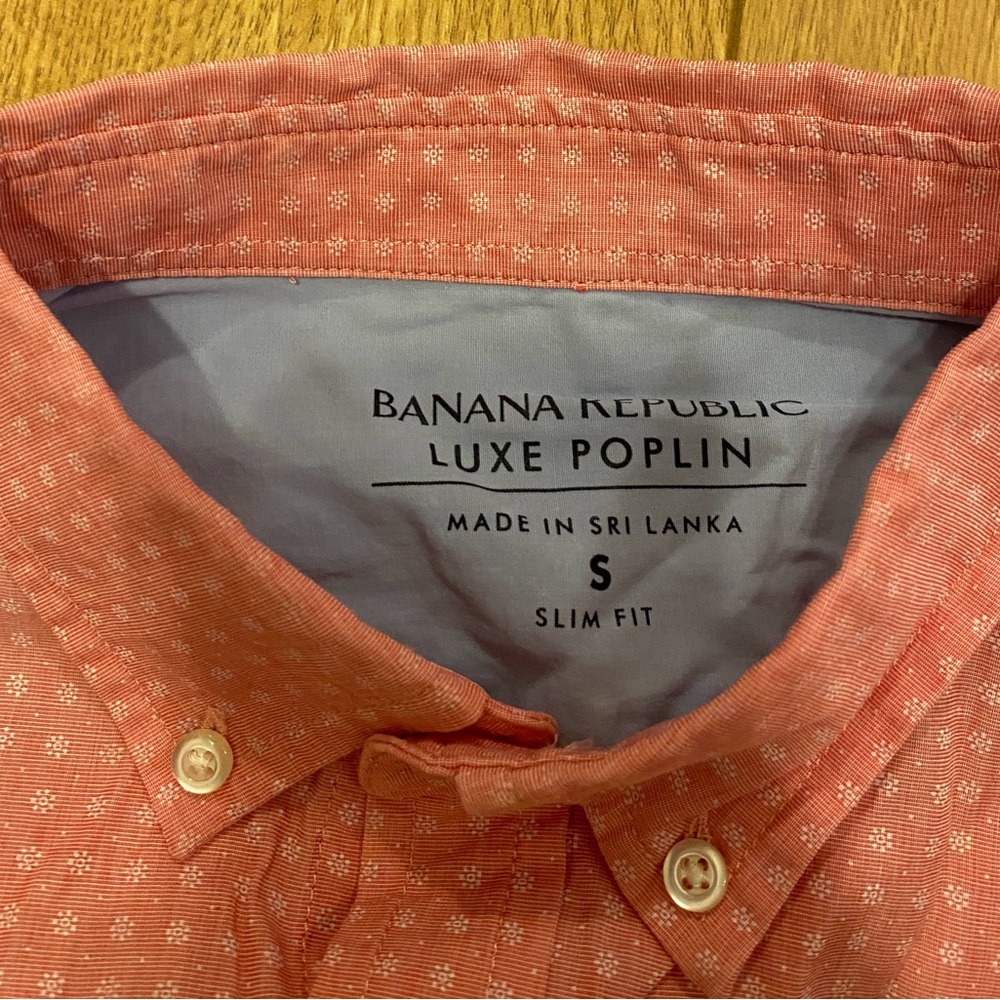 Banana Republic Luxe Stretch Poplin Button Down Shirt, Size Small, Light Red - Picture 4 of 5